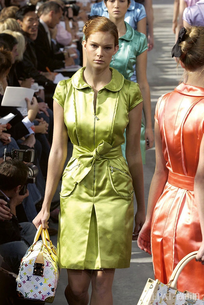 时尚迷必收藏的经典图片!Louis Vuitton推出《Catwalk 时装系列全集》