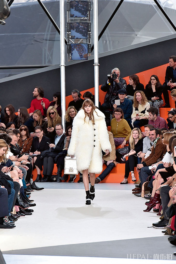 时尚迷必收藏的经典图片!Louis Vuitton推出《Catwalk 时装系列全集》
