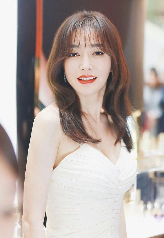 秦岚又换新发型，空气刘海甜到炸，气质女神秒变软萌少女