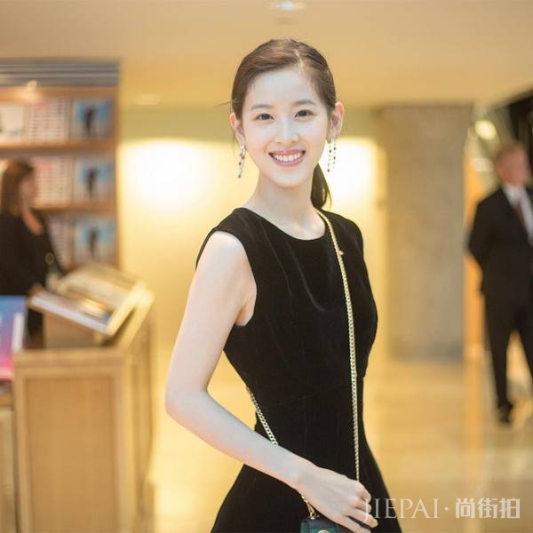 奶茶妹妹章泽天不仅人生开挂,衣品也从小土妹一跃成白富美?