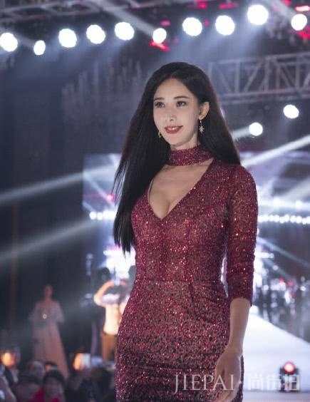 林志玲穿低胸裙秀傲人身材,但僵硬的脸粗壮的腰差点让人认不出