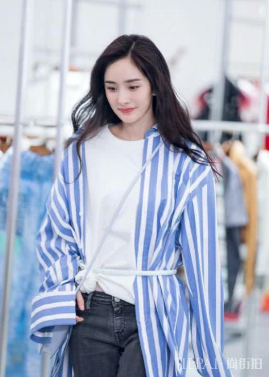 杨幂瘦到腰间戴玉镯，但人美穿衣打扮怎么都好看！