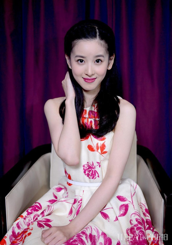 奶茶妹妹章泽天不仅人生开挂,衣品也从小土妹一跃成白富美?