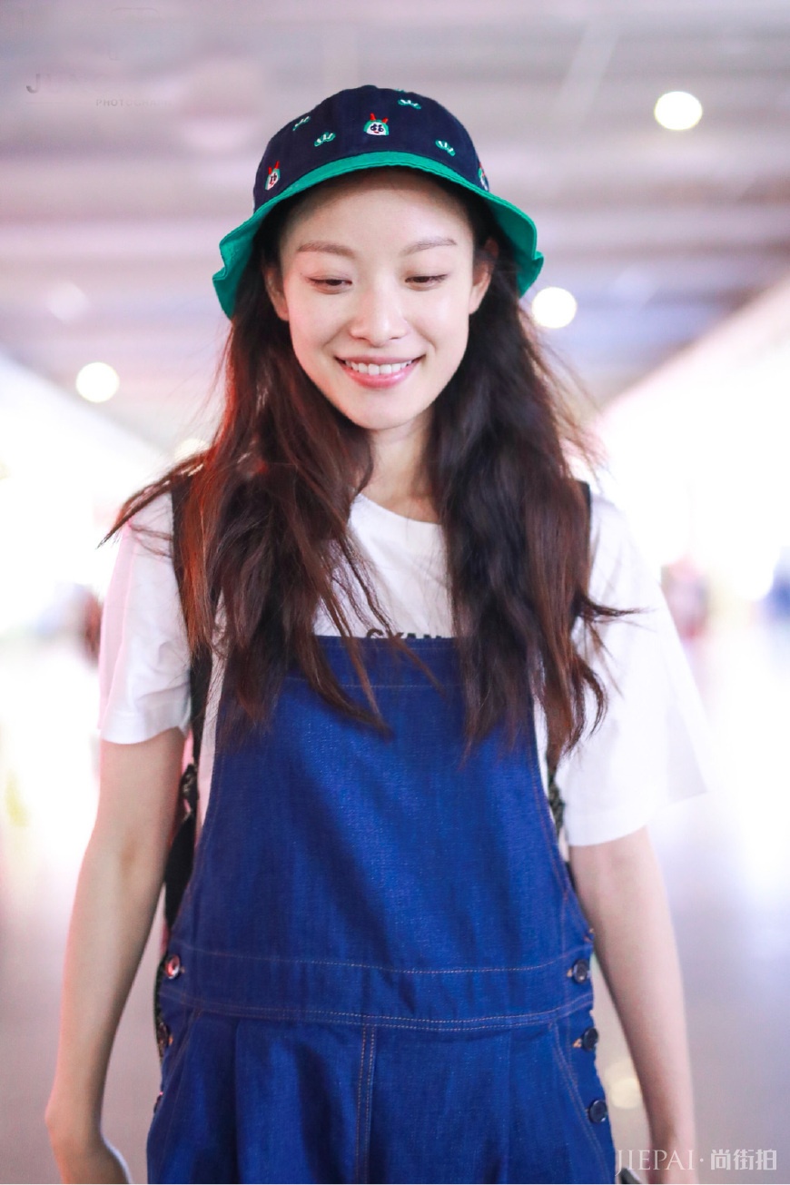 倪妮街拍换风格了?背带裤穿得太俏皮了,搭配双肩包清甜似学生!