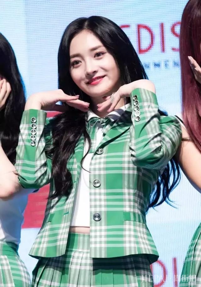 周洁琼裤裆紧成“倒三角”,大腿上还缀着很多线头,T恤都遮不住