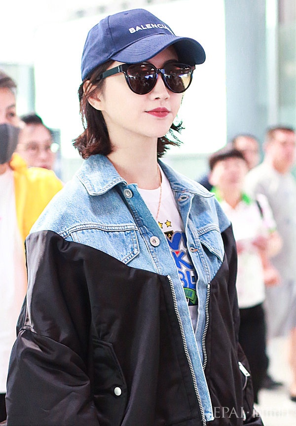 景甜“下半身失踪”秀大长腿 身材丰满有致，此时全场焦点