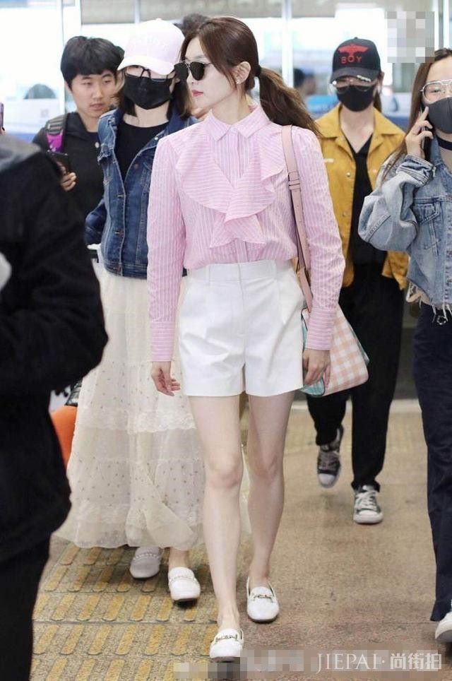 江疏影机场街拍,这一身粉色装扮真是“嫩出水”了