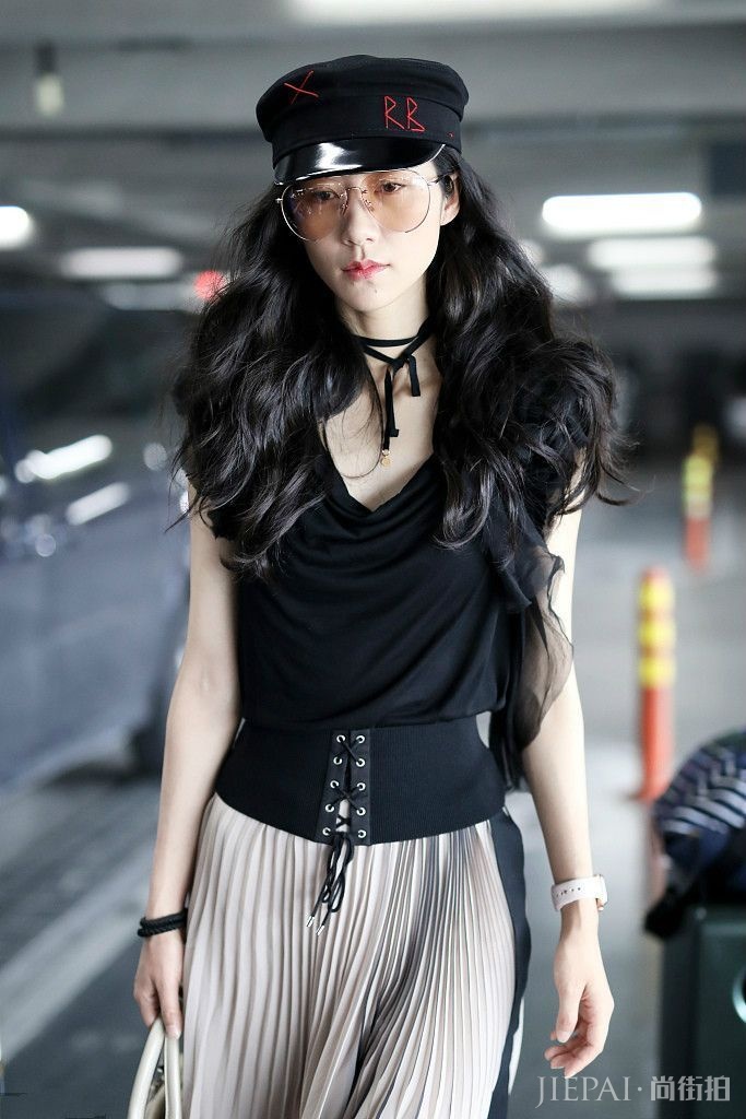 韩雪机场街拍 爆炸头配百褶裙,颓垮了!