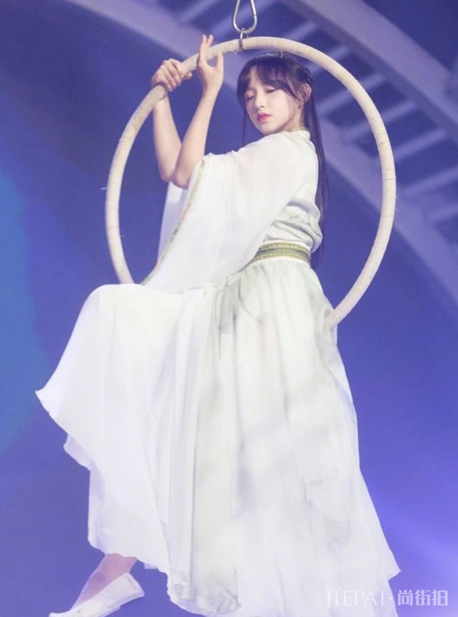 程潇吊环舞惊心动魄,穿4层纱裙,美艳动人