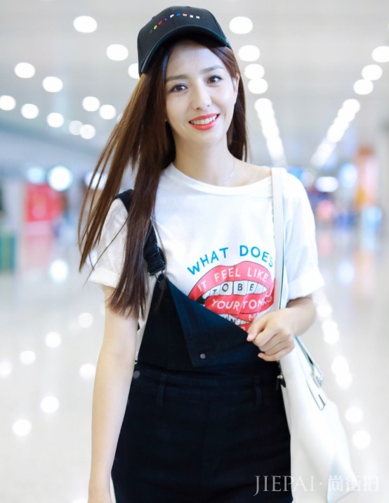 佟丽娅也太会玩了,把裤子另一边的纽扣全解开,瞬间变“腰精”!