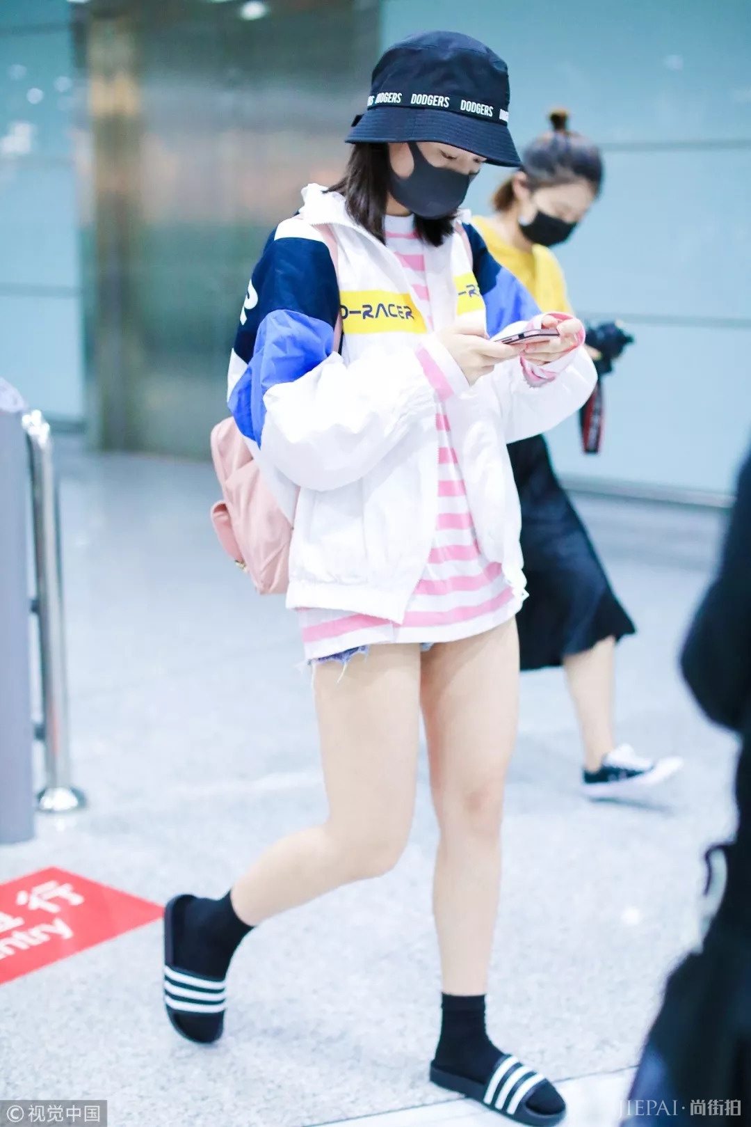 明星机场街拍 穿衣像吴宣仪张韶涵这样最酷!