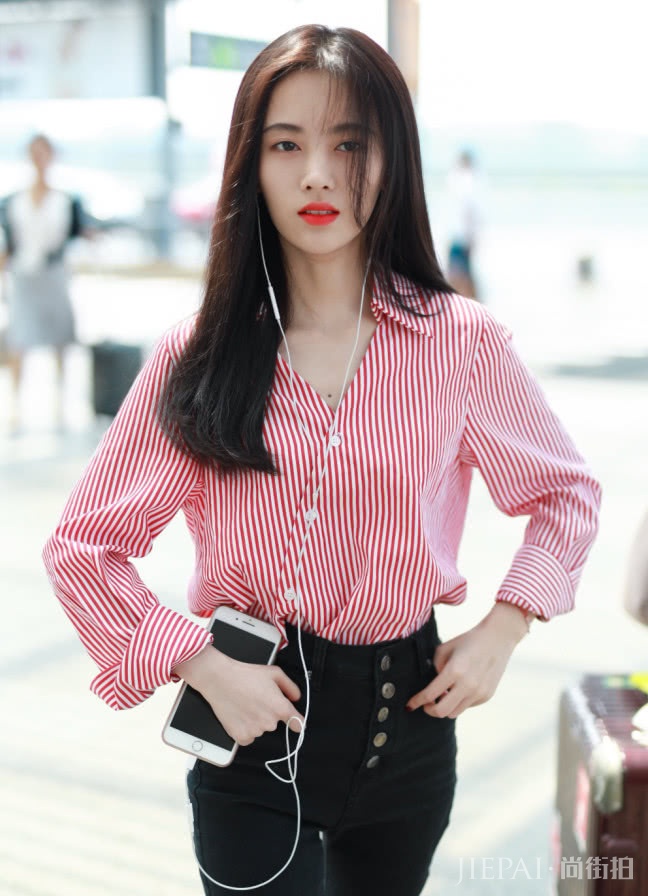 鞠婧祎太瘦了，用5个扣子还掉裤子，撩头发最迷人！