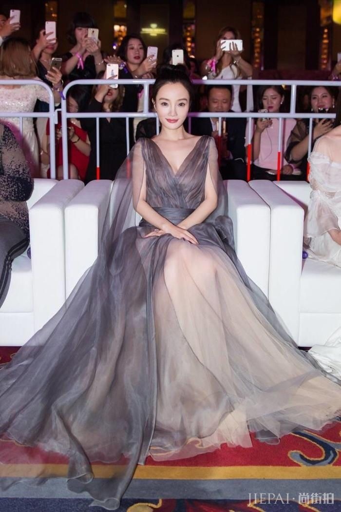 李小璐薄纱裙女人味爆棚 越来越有韵味