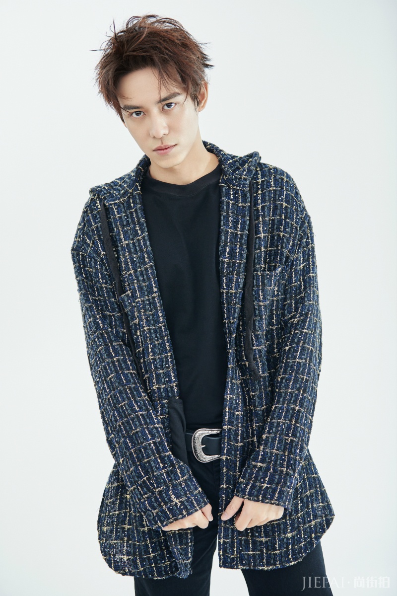 陈楚河新写真极简有型 眼神杀认真深沉