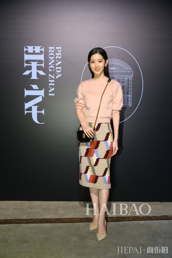 奶茶妹妹章泽天不仅人生开挂,衣品也从小土妹一跃成白富美?