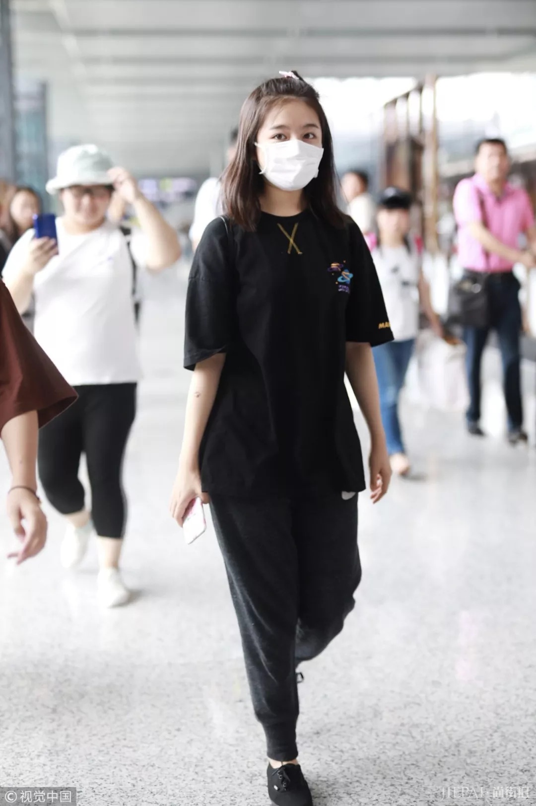 明星机场街拍 穿衣像吴宣仪张韶涵这样最酷!