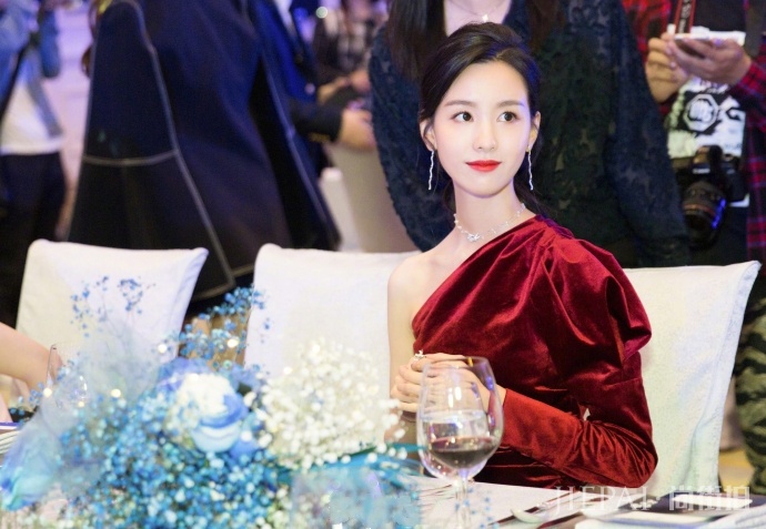 25岁陈都灵要转型？丢掉清纯红裙红唇的她原来这么惊艳