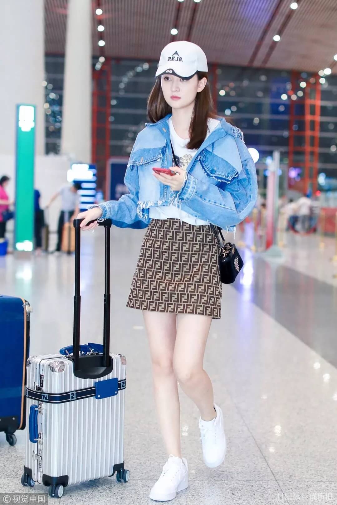 明星机场街拍 穿衣像吴宣仪张韶涵这样最酷!