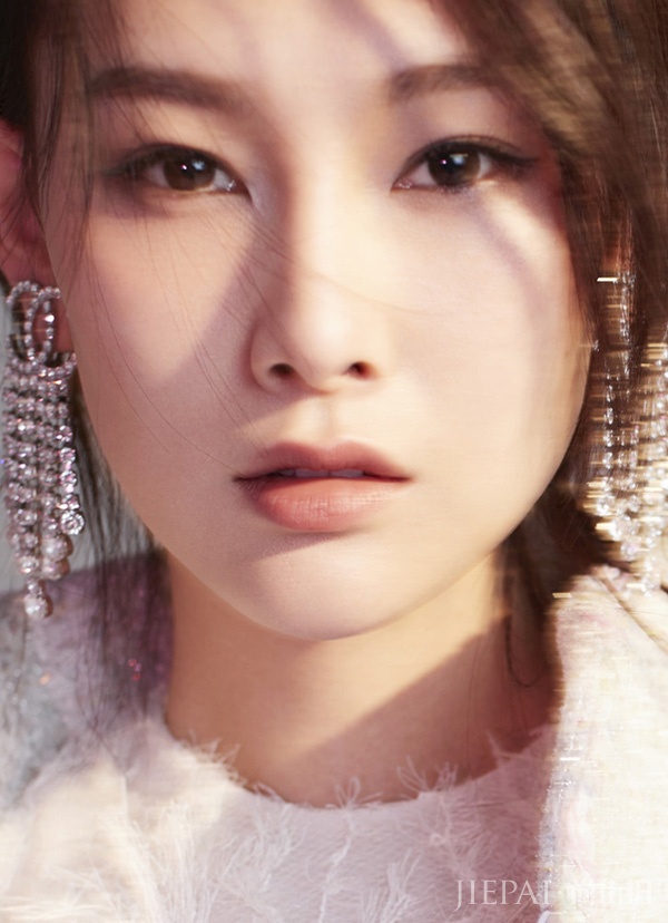 李昕岳《反贪风暴3》票房破两亿 新写真展现反转梦幻之美