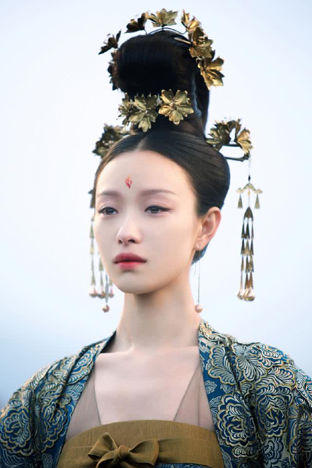 倪妮美起来真不低调!一袭黄色连衣裙时尚优雅,这气质真是没谁了