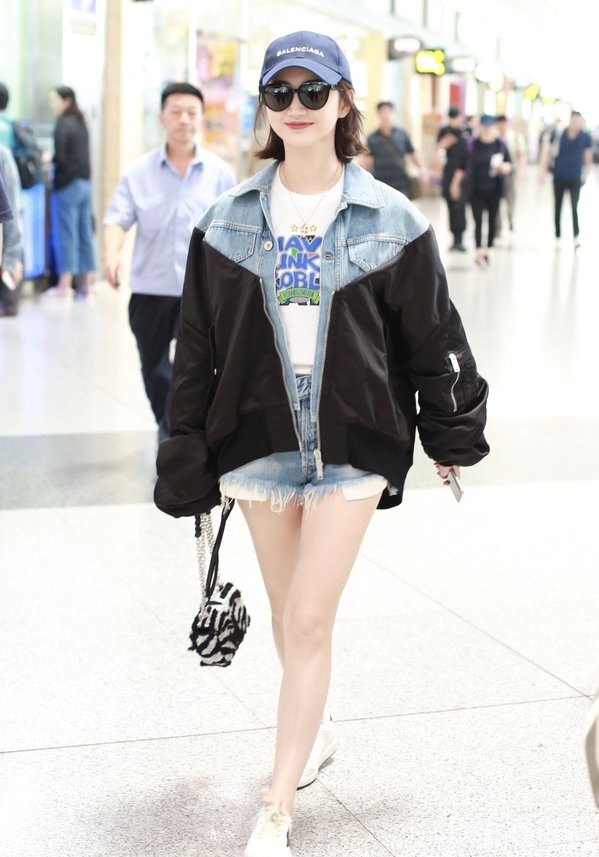 景甜“下半身失踪”秀大长腿 身材丰满有致，此时全场焦点