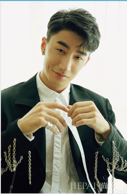 ELLE三十周年星光闪耀 “小狐狸”李燊正装帅气亮相