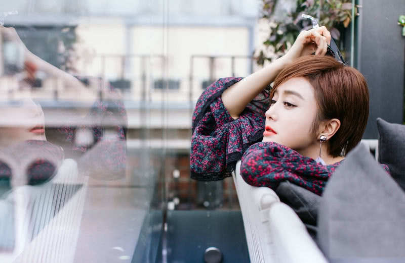 秦岚又换新发型，空气刘海甜到炸，气质女神秒变软萌少女