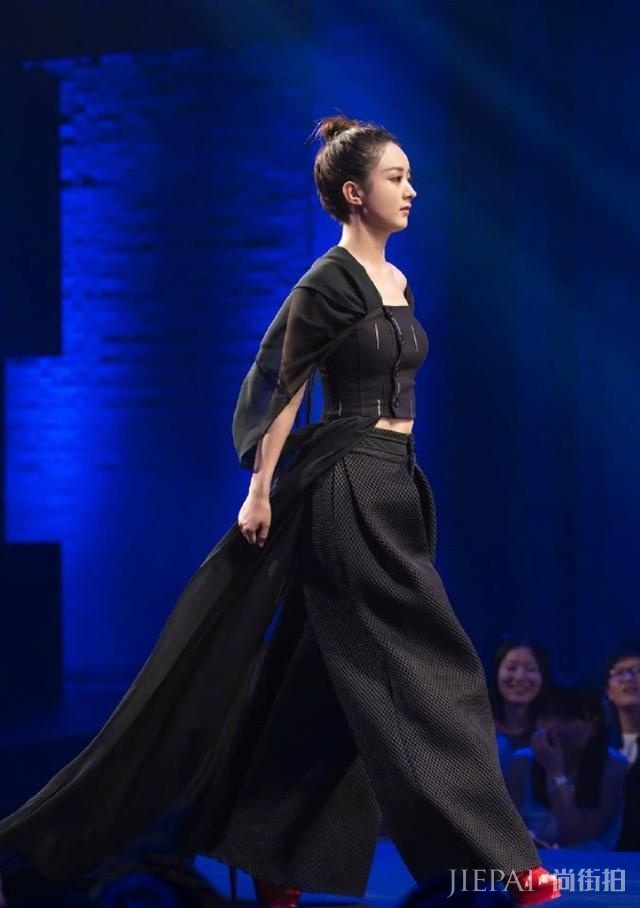 赵丽颖不好好扎丸子头,穿黑纱大摇大摆,女神美美的