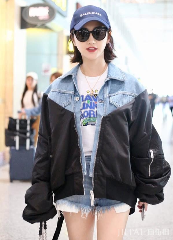 景甜机场街拍，她这身穿搭有个性又时髦，好看吗？