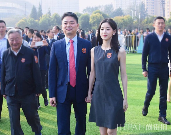 奶茶妹妹章泽天不仅人生开挂,衣品也从小土妹一跃成白富美?