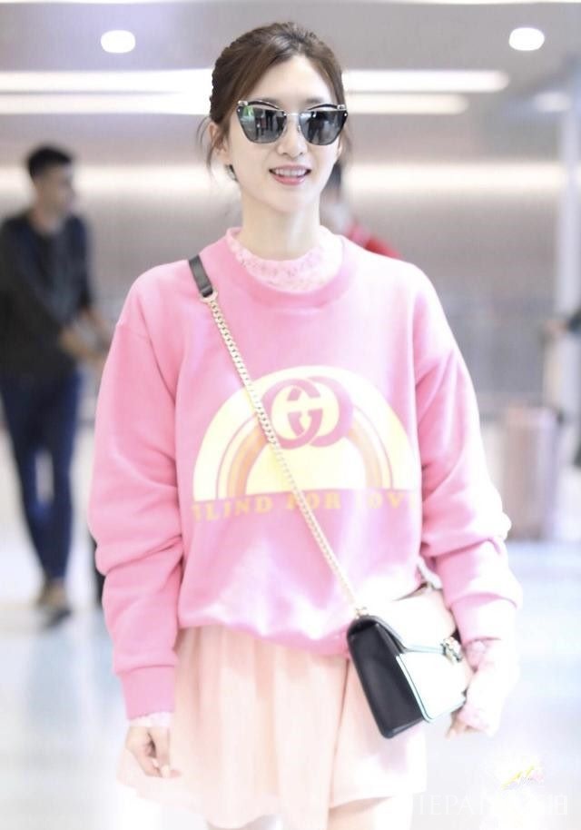 江疏影机场街拍,这一身粉色装扮真是“嫩出水”了
