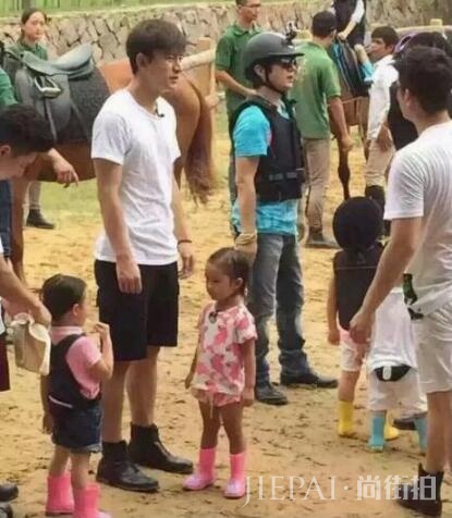 甜馨在这个夏天经历了什么?又双叒叕黑出了新高度!