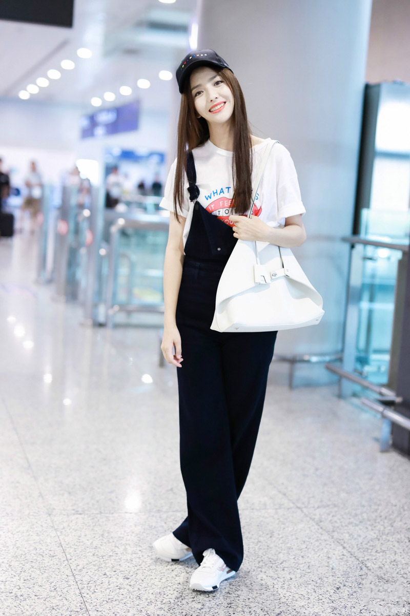 佟丽娅街拍 穿背带裤居然不系肩带，网友：幸亏胯够宽