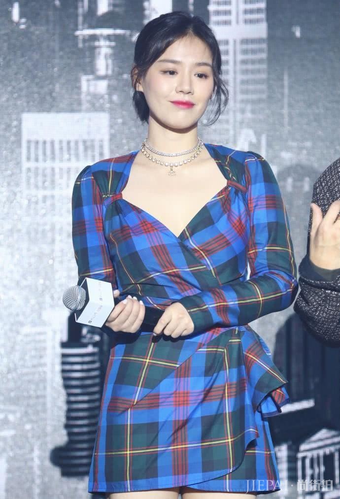 马思纯真是性感，裙子深V衣领还要往两边扯，胸前雪白让人舔屏！