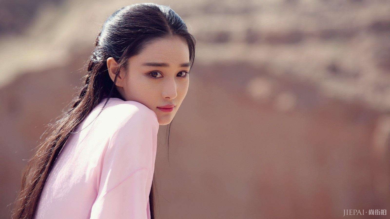 章子怡评价张馨予婚后首秀:生活中终于拨云见日