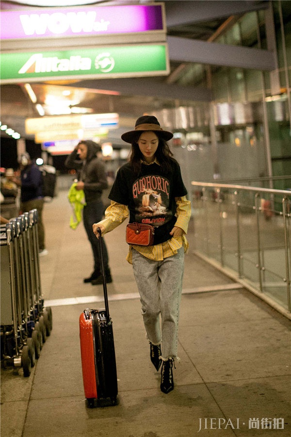 金晨纽约看秀归国 机场街拍变身摩登酷girl