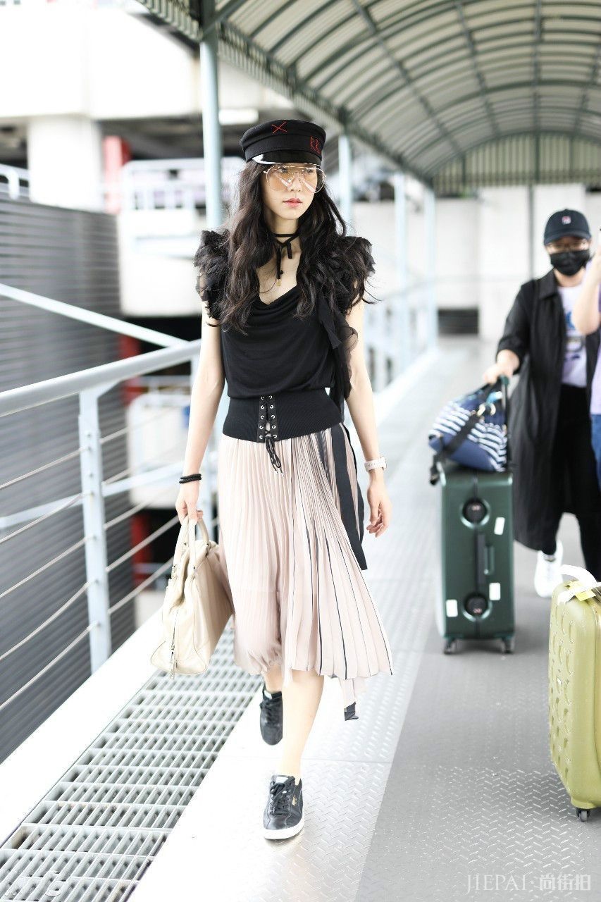 韩雪机场街拍 爆炸头配百褶裙,颓垮了!