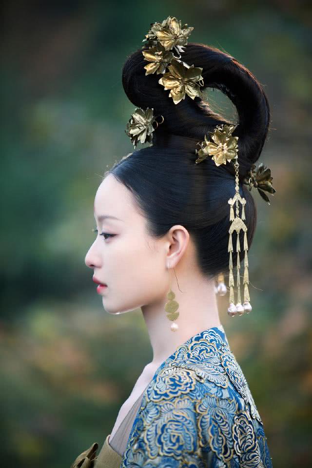倪妮美起来真不低调!一袭黄色连衣裙时尚优雅,这气质真是没谁了