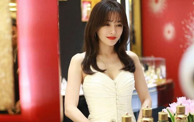 秦岚又换新发型，空气刘海甜到炸，气质女神秒变软萌少女