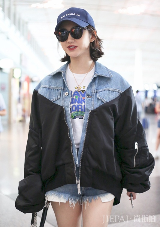 景甜“下半身失踪”秀大长腿 身材丰满有致，此时全场焦点