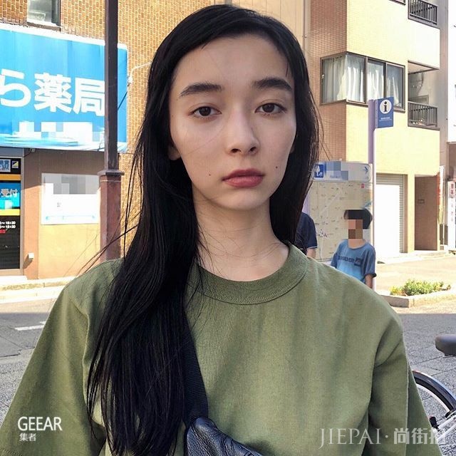 过目难忘的不完美脸孔：风格百变的日系模特偏爱黑色系酷帅穿搭！