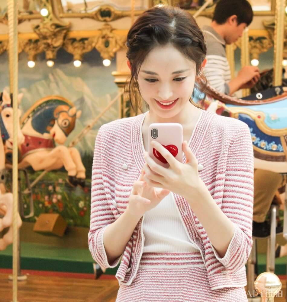 古力娜扎坐旋转木马侧颜精致