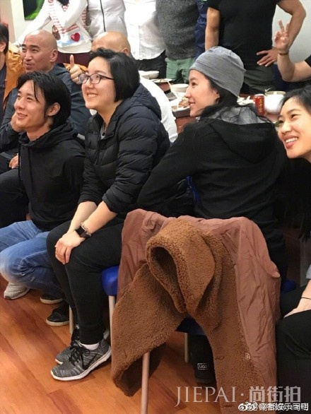 网友偶遇刘亦菲素颜吃饭,这么渣的图都挡不住她的美貌!