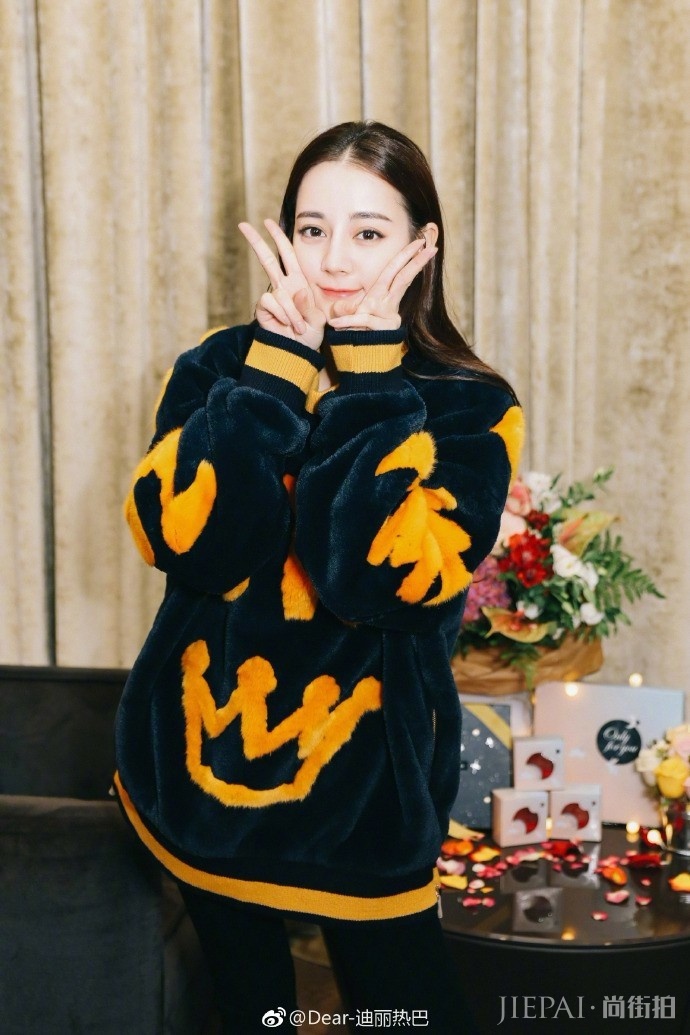 迪丽热巴喜提5000W粉 为粉丝门送上一波九宫格,很萌很可爱