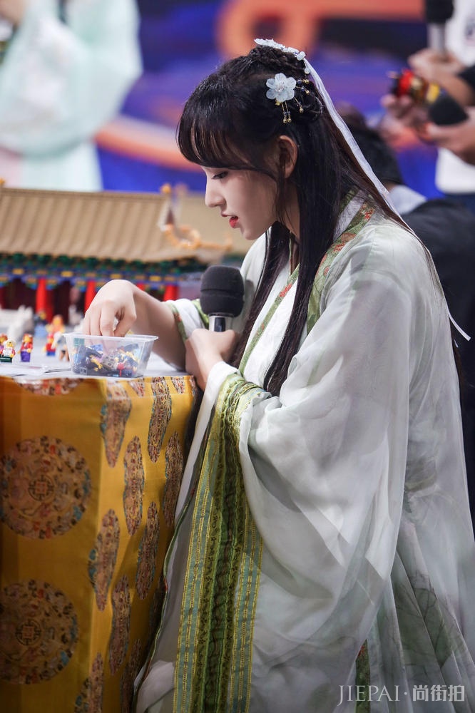 程潇《天天向上》吊环舞首秀 唯美动人如梦如幻