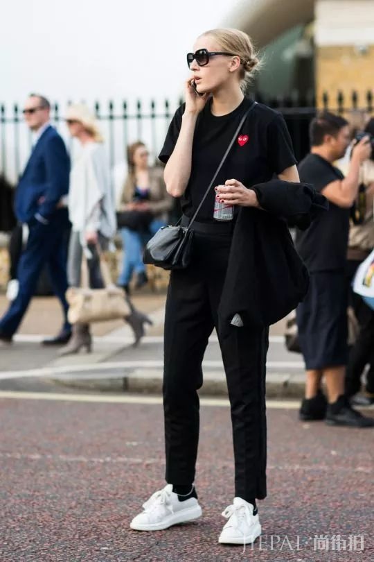 欧美街拍 看一条小黑裤搞定100种时髦搭配!
