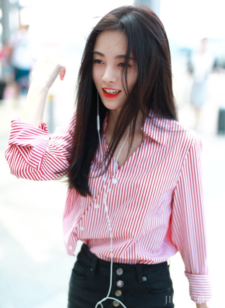 鞠婧祎太瘦了，用5个扣子还掉裤子，撩头发最迷人！