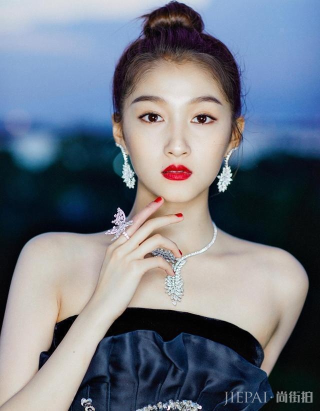 关晓彤走红毯黑金蓬蓬裙显老土气