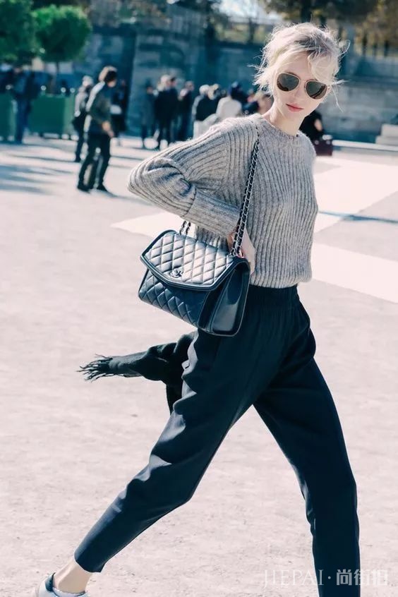 欧美街拍 看一条小黑裤搞定100种时髦搭配!