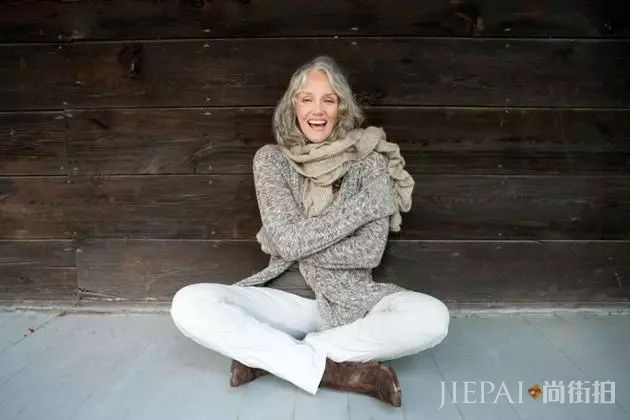 49岁才出道的超模 | 美人迟暮才是最高级的性感